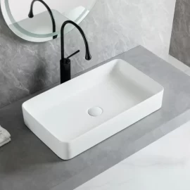 カスタマイズされたカウンターのバルコニーの芸術の洗面器の上の白い陶磁器洗面器の流しのヨーロッパ式の洗面器の浴室の流し